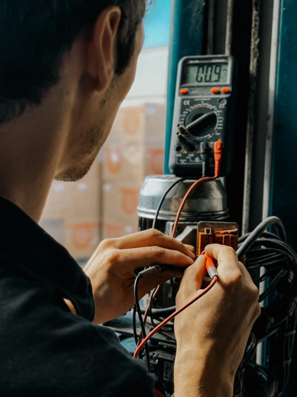 Electricista profesional trabajando