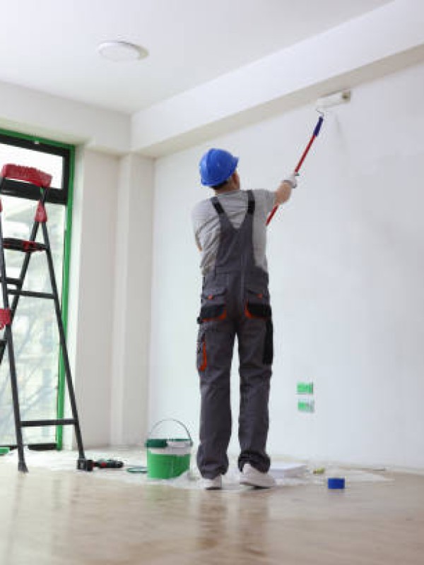Pintor profesional pintando interior