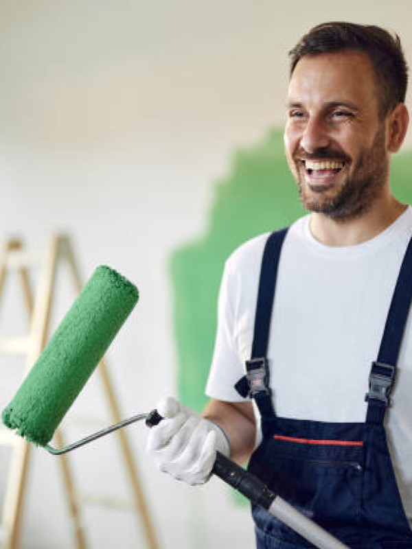 Pintor profesional sonriente