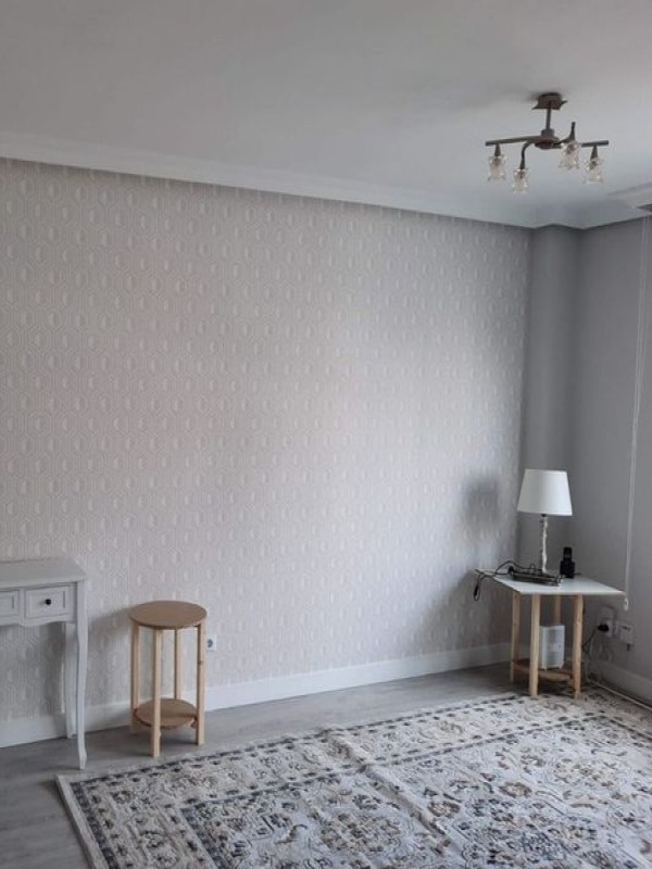 Salón con papel pintado geométrico