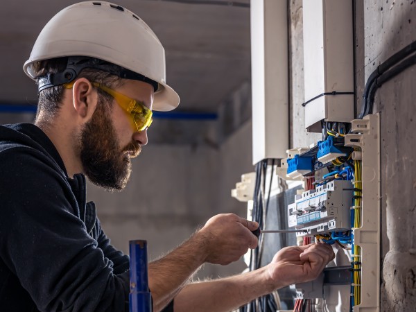 Electricista profesional trabajando en cuadro eléctrico